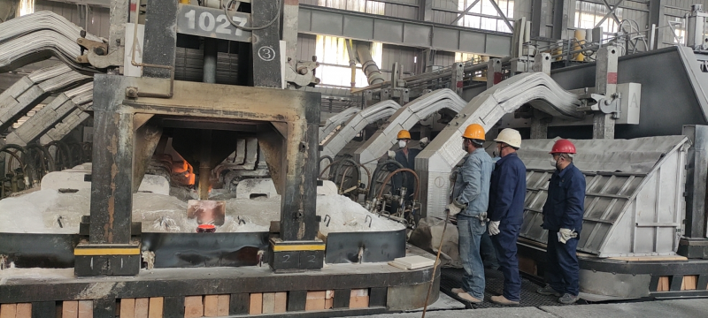 6732顶级游戏娱乐工投公司首台“采用冷捣糊扎固与燃气焙烧 新技术”的1027#电解槽正式启动运行