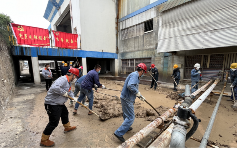 6732顶级游戏娱乐工投公司党员先锋突击队和团员青年先锋队开展环境卫生整治行动