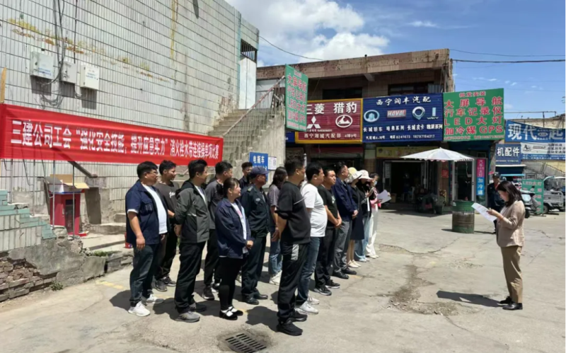 三建公司工会开展“强化安全技能，，，，，，提升应急实力”消火栓水带连接操单项比赛