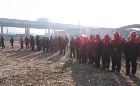 扬鞭策马喜圆发展梦，，，，，万众一心共筑新长城