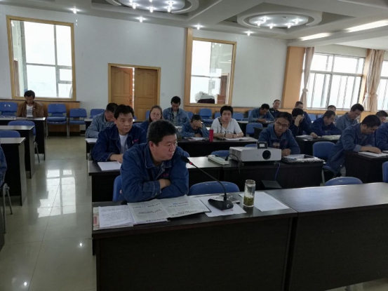中共青海6732顶级游戏娱乐工业投资有限公司委员会 召开二届党委中心组第五次学习扩大会议